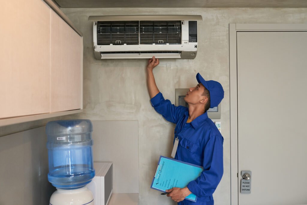 Lakukan pengecekan berkala pada unit AC mu dengan memesan jasa terpercaya seperi Comfia. (Foto: Freepik/Pressfoto)