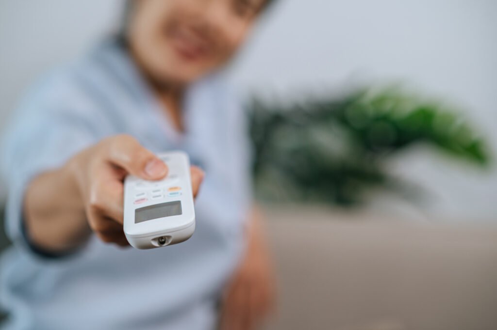 Fitur timer pada AC bisa tekan konsumsi listrik. (Foto: Freepik/jcomp)