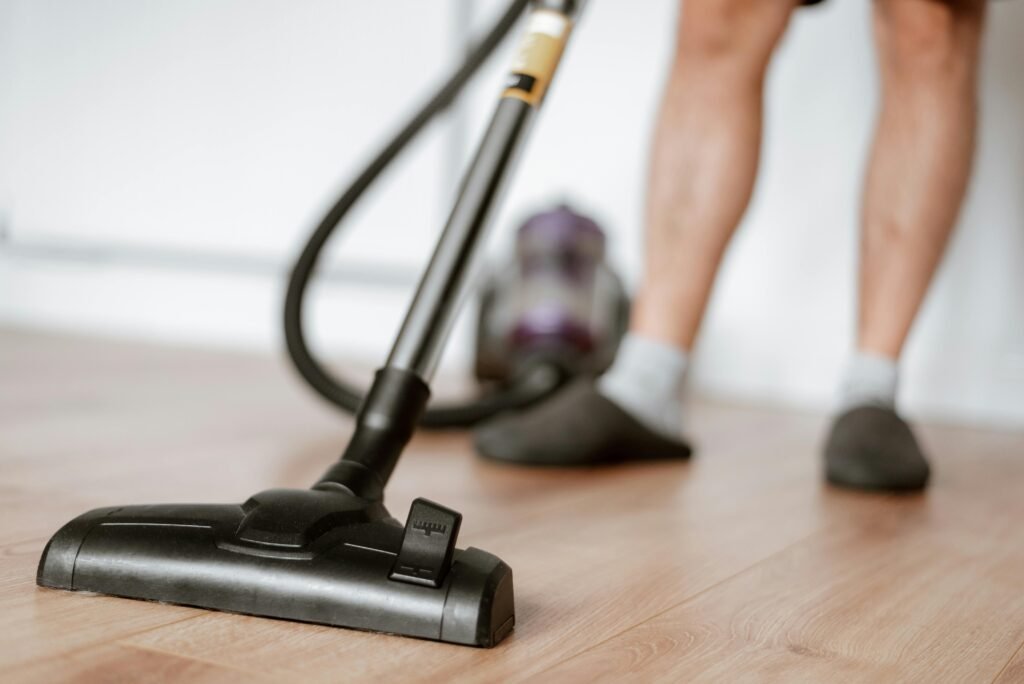 Perbedaan Alat Vacuum Biasa dengan Hydro Vacuum. (Foto: Pexels/Anete Lusina)
