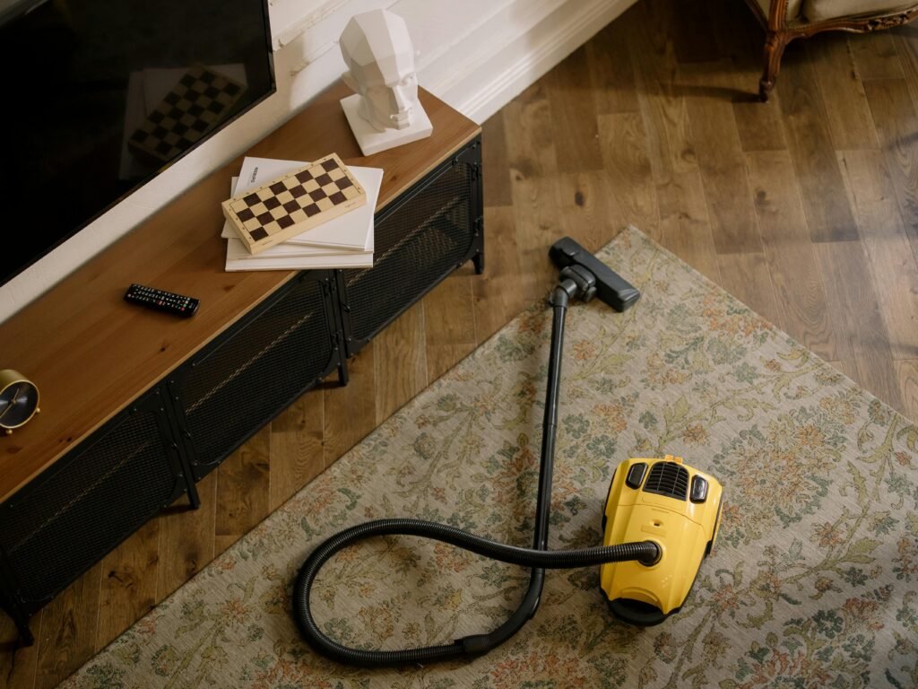 Perbedaan vacuum biasa dengan hydro vacuum dari segi perawatannya. (Foto: Pexels/Cotton Bro)