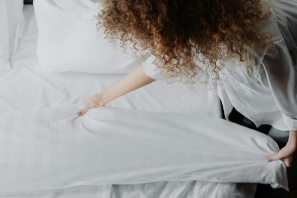 Kebersihan tempat tidur menjadi tolak ukur tidur yang berkualitas. (Foto: Pexels/Cottonbro)
