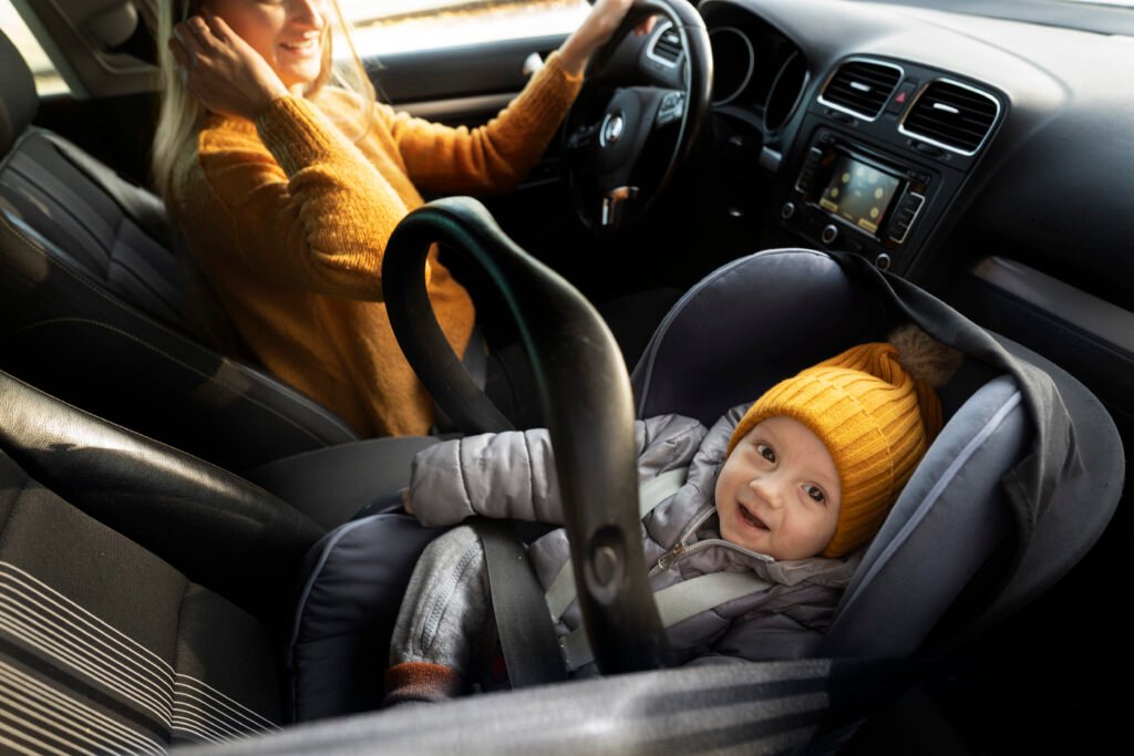 Baby car seat, cara ampuh bikin si bayi nyaman di perjalanan. (Foto: Freepik/Freepik)